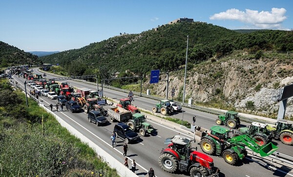 스페인 농민 시위대가 스페인과 프랑스 사이 국경을 트랙터로 봉쇄했다. / 사진=연합뉴스