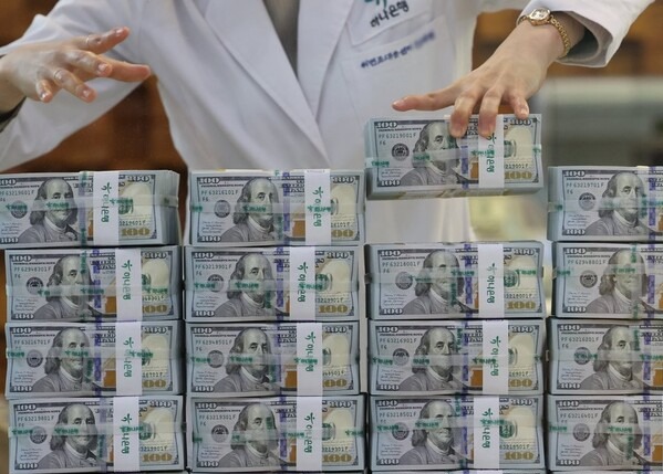 달러-원 환율은 미국 11월 개인소비지출 가격지수가 예상치를 하회하면서 전장 서울환시 종가 대비 3.40원 하락한 1448.50원에 거래를 마쳤다. / 사진=연합뉴스