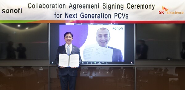 안재용 SK바이오사이언스 사장(왼쪽)과 장 프랑수아 투생(Jean-Francois Toussant) 사노피 백신 R&D 부문 글로벌 총괄담당이 계약 체결 후 기념촬영을 하고 있다./SK바이오사이언스 제공
