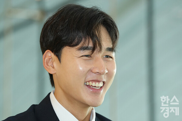 전웅태가 환하게 웃고 있다. /최대성 기자