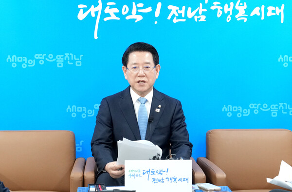 김영록 전남지사가 16일 기자간담회에서 민생안전대책 방안을 설명하고 있다. /전남도 제공