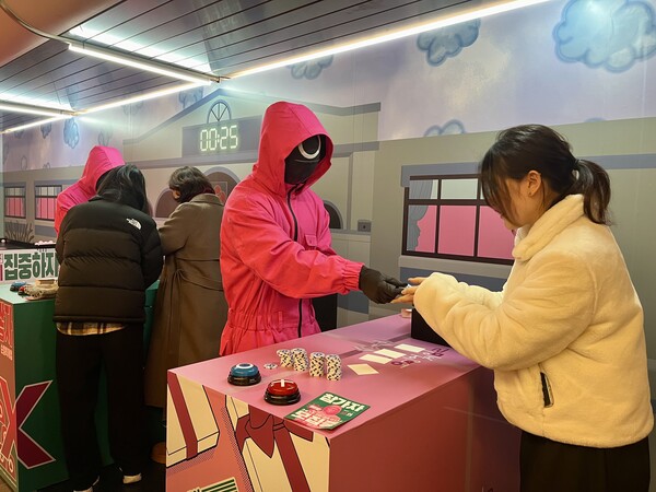 GS25 도어투성수 '오징어게임' 팝업스토어에서 게임 미션을 진행하는 모습이다. / GS리테일 제공