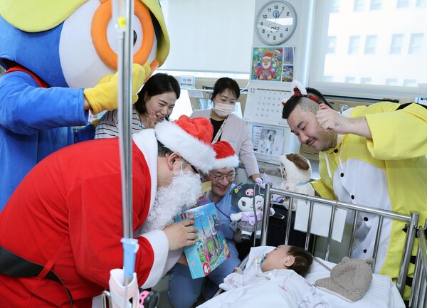 세브란스 남자간호사회가 어린이병원 병동에서 환아에게 선물을 전하고 있다./세브란스병원 제공