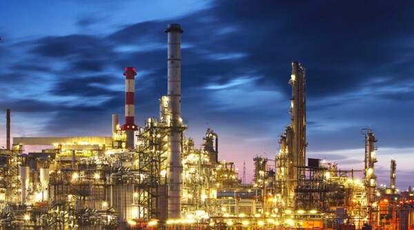 정부도 불황에 빠진 석화업계를 구제하기 위해 3조원 규모 정책금융 투입 등 부양책을 내놓았다. / 사진=롯데케미칼