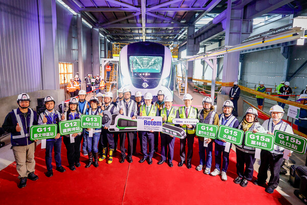 지난 26일 대만 타오위안시에 위치한 그린라인 차량 기지에서 열린 행사에서 이용배 현대로템 사장(왼쪽 일곱 번째)과 장산정 대만 타오위안시 시장(여섯 번째), 이은호 주타이베이한국대표부 대표(여덟 번째)가 기념 촬영을 하고 있다. /현대로템
