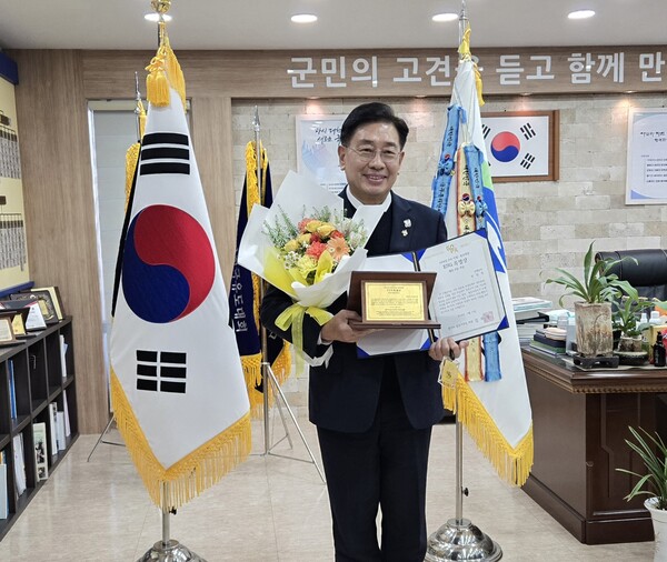 전진선 양평군수가 경기도일간기자단(회장 김두일, 한스경제)에서 주최하는 2024년 우수 의정·행정 대상 시상식에서 ‘ESG 행정부문 특별상’을 수상했다./ 양평군 제공