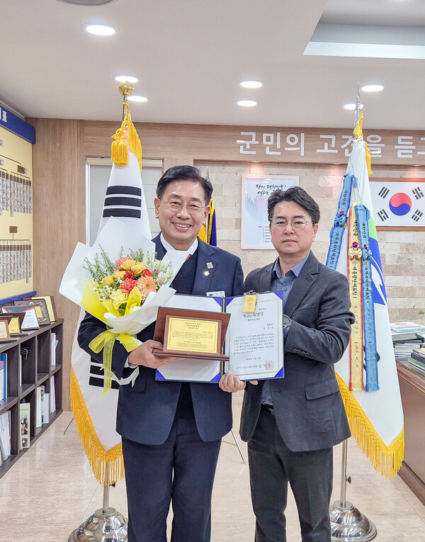 전진선 군수는 “이번 수상은 양평군이 환경교육도시의 모범 사례로서 사람과 자연이 공존하는 지속 가능한 도시 발전을 성공적으로 구현하고 있음을 인정받은 결과로 12만9천여 양평군민들이 단합된 힘으로 군정에 함께해 주신 덕분에 가능했다”고 수상소감을 전했다./ 양평군 제공