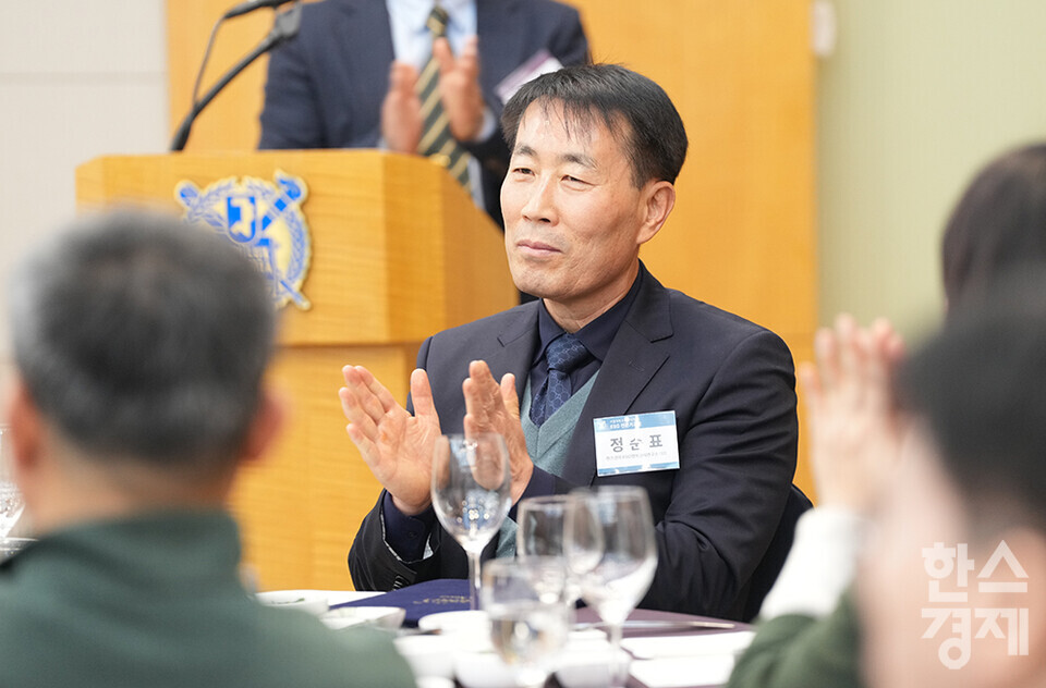 정순표 한국뉴미디어그룹 회장이 27일 오후 서울 관악구 서울대학교 호암교수회관에서 열린 제4기 ESG 전문가과정 수료식에서 박수를 치고 있다. /최대성 기자 dpdaesung@sporbiz.co.kr 2024.12.27.