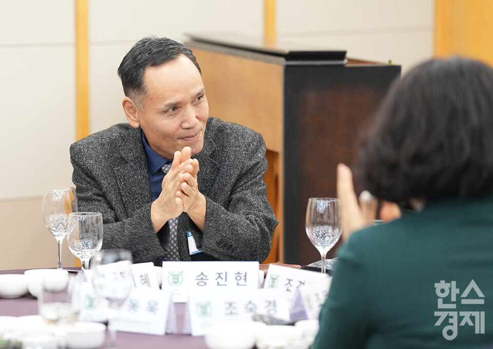 송진현 한스경제 대표가 27일 오후 서울 관악구 서울대학교 호암교수회관에서 열린 제4기 ESG 전문가과정 수료식에서 박수를 치고 있다. /최대성 기자 dpdaesung@sporbiz.co.kr 2024.12.27.