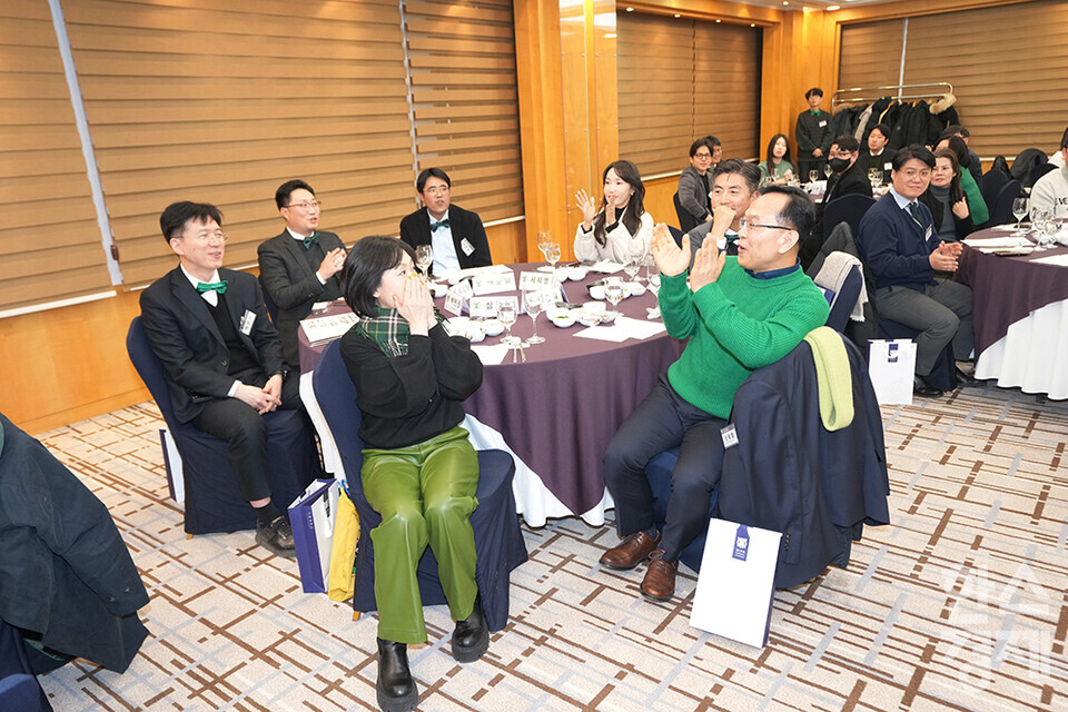 27일 오후 서울 관악구 서울대학교 호암교수회관에서 열린 제4기 ESG 전문가과정 수료식에서 최우수상 수상자가 발표되자 펠로우들이 박수를 보내고 있다. /최대성 기자 dpdaesung@sporbiz.co.kr 2024.12.27.