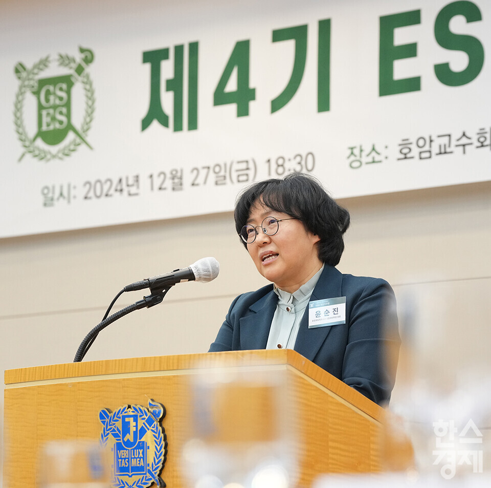 윤순진 환경대학원장이 27일 오후 서울 관악구 서울대학교 호암교수회관에서 열린 제4기 ESG 전문가과정 수료식에서 식사를 하고 있다. /최대성 기자 dpdaesung@sporbiz.co.kr 2024.12.27.