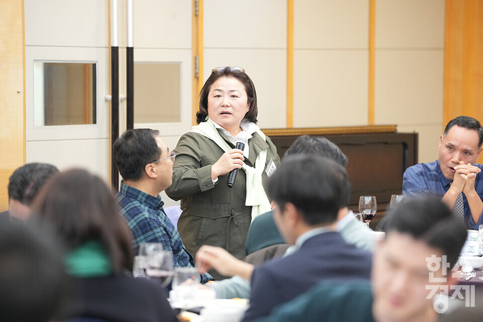 27일 오후 서울 관악구 서울대학교 호암교수회관에서 열린 제4기 ESG 전문가과정 수료식에서 4기 펠로우들이 소감을 말하고 있다. /최대성 기자 dpdaesung@sporbiz.co.kr 2024.12.27.