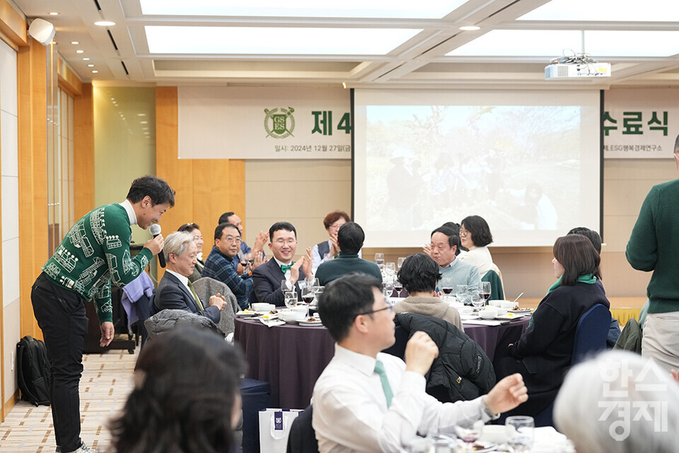 27일 오후 서울 관악구 서울대학교 호암교수회관에서 열린 제4기 ESG 전문가과정 수료식에서 4기 펠로우들이 소감을 말하고 있다. /최대성 기자 dpdaesung@sporbiz.co.kr 2024.12.27.