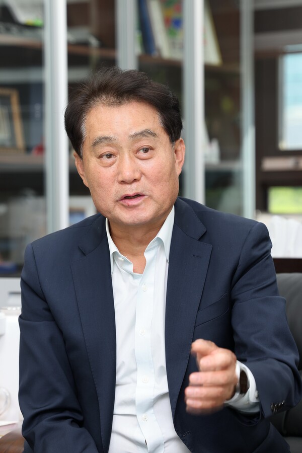 하은호 시장은 시민들에게 “도시를 가치 있게, 시민을 행복하게”라는 시정 목표를 향해 함께 나아가자고 당부하며, 새해 복과 행복을 기원했다./ 군포시 제공