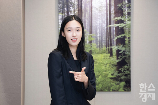 김유진이 지난달 본지와 인터뷰를 한 후 카메라를 응시하고 있다. /최대성 기자