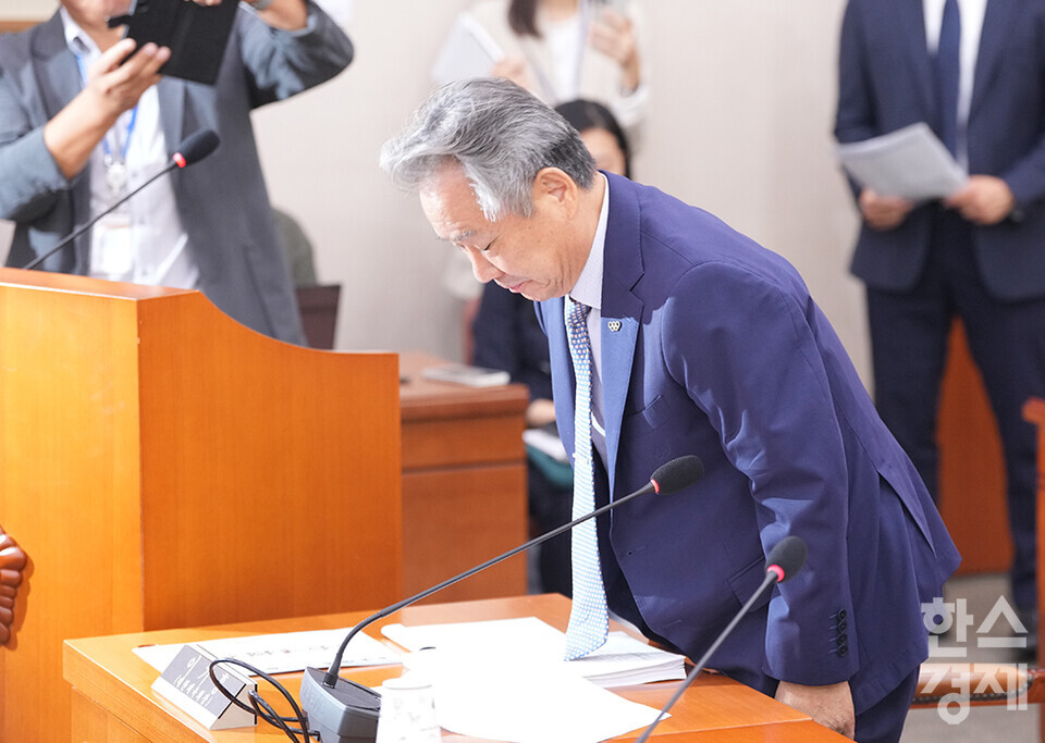 이기흥 대한체육회장이 24일 서울 여의도 국회에서 열린 문화체육관광위원회 전체회의에 출석해 인사하고 있다. /최대성 기자 dpdaesung@sporbiz.co.kr 2024.09.24.