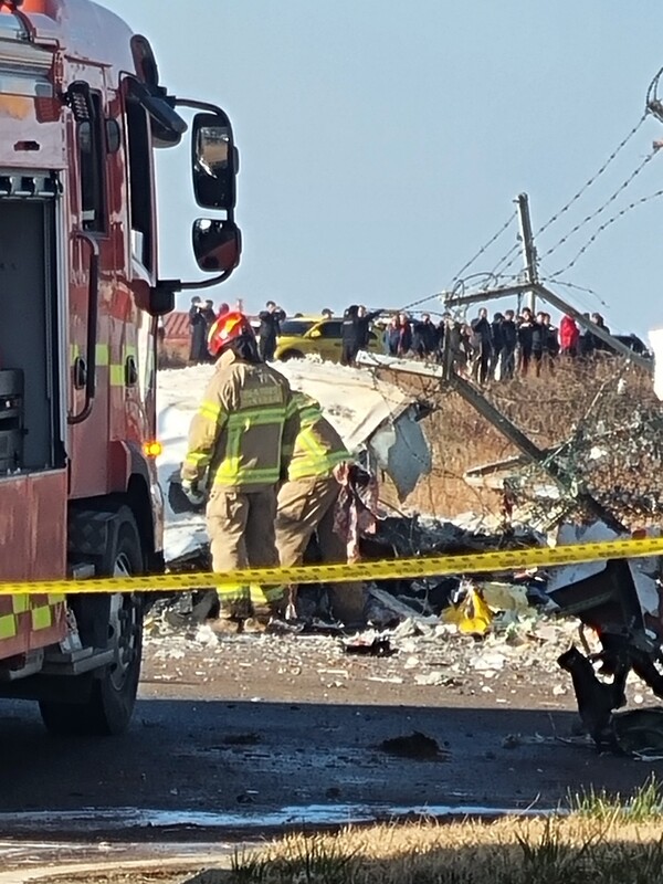 제주항공 여객기 참사 현장인 무안공항에서 사고수습대책반 요원들이 잔해를 수습하고 있다. /무안주민 독자 제공