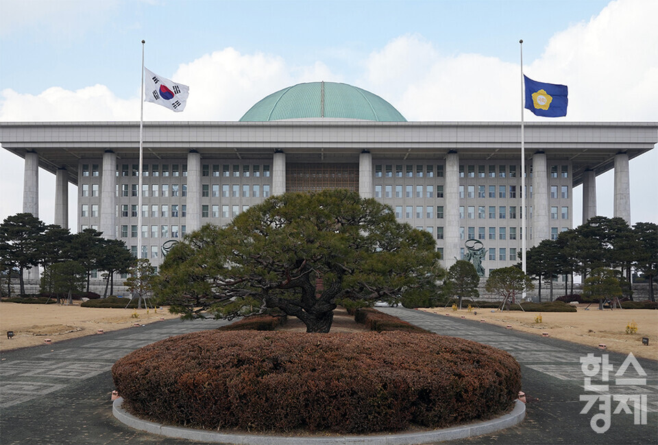 30일 오후 서울 여의도 국회의사당에 제주항공 여객기 참사를 추모하는 조기가 게양돼 있다. /최대성 기자 dpdaesung@sporbiz.co.kr 2024.12.30.
