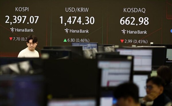 30일 오전 원달러 환율이 7.5원 오른 1475.0원으로 개장한 서울 중구 하나은행 본점 딜링룸 모습./연합뉴스