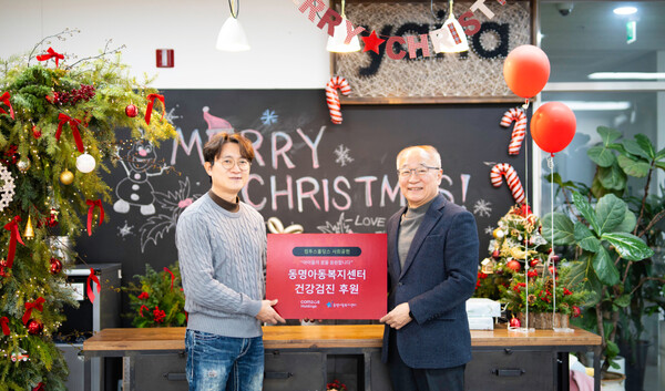 ‘동명아동복지센터’에 건강검진 기금을 전달한 유연상 컴투스홀딩스 실장(좌)과 김광빈 동명아동복지센터 원장(우)./컴투스홀딩스