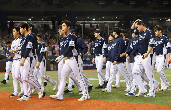 15일 오후 대만 타이베이돔에서 열린 세계야구소프트볼연맹(WBSC) 프리미어12 2024 B조 조별리그 대한민국과 일본의 경기. 6-3으로 일본에 패한 대한민국 선수들이 아쉬워하고 있다. /연합뉴스