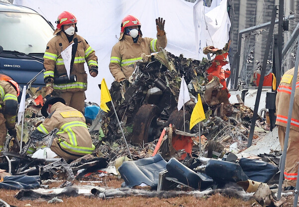 30일 오전 전남 무안군 무안국제공항에서 발생한 제주항공 여객기 충돌 폭발 사고 현장에서 소방대원 등이 수색작업을 펼치고 있다. /연합뉴스