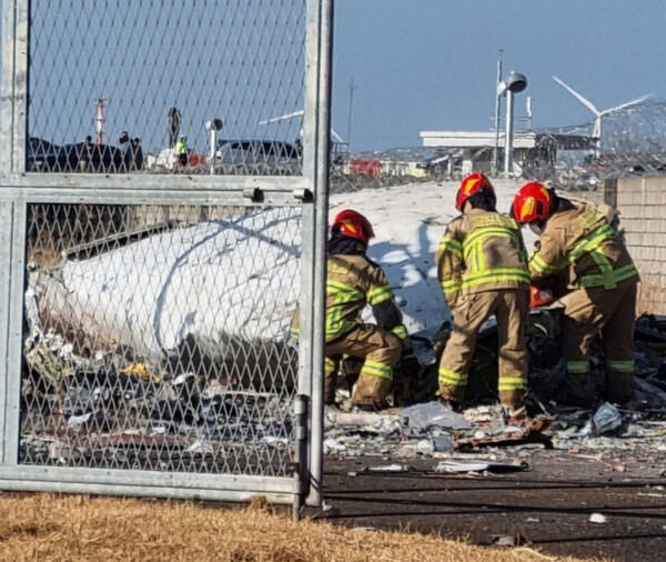 제주항공 여객기 참사 현장인 무안국제공항에서 사고 직후 구조대원들이 여객기 잔해를 수색하고 있다. /무안주민 독자 제공