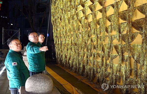 이한경 행정안전부 재난안전관리본부장이 31일 오후 서울 종로구 보신각을 방문해 '제야의 종 타종행사'를 앞두고 다중밀집 행사 안전관리 대책 현장점검을 하고 있다. /연합뉴스