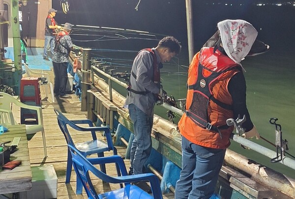 영암 삼호읍 HD현대삼호 앞바다 선상 갈치낚시터.