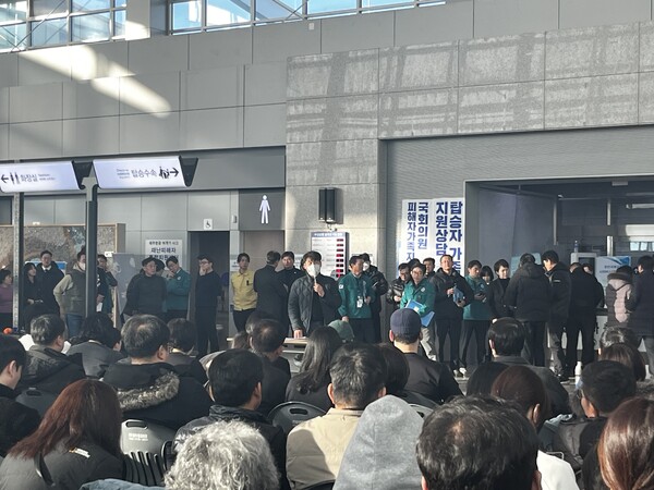 1일 무안국제공항에서 유가족협의회 대표가 유족들을 향한 비방을 멈춰달라며 호소하고 있다. / 박정현 기자