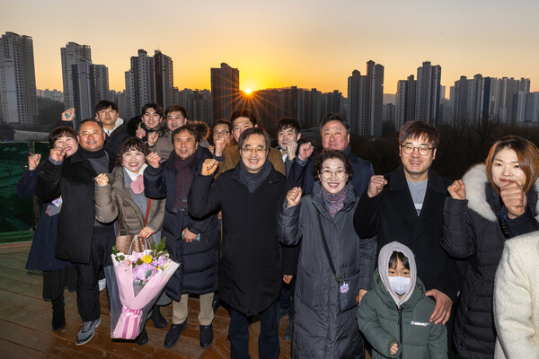 김동연 경기도지사는 2일 수원 광교호수공원에서 사회적 의인 9명과 그 가족을 초청해 일출을 관람하고 떡만둣국으로 조찬을 나누며 덕담을 전했다. 