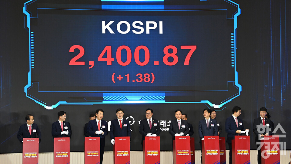 2일 오전 서울 여의도 한국거래소 서울사옥 종합홍보관에서 2025년 증권·파생품시장 개장식이 열리고 있다.  전광판에 올해 첫 코스피가 표시되고 있다. /최대성 기자 dpdaesung@sporbiz.co.kr 2025.01.02.(공동취재)