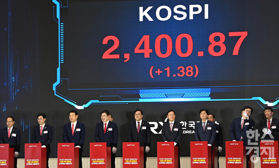 2일 오전 서울 여의도 한국거래소 서울사옥 종합홍보관에서 2025년 증권·파생품시장 개장식이 열리고 있다.  전광판에 올해 첫 코스피가 표시되고 있다. /최대성 기자 dpdaesung@sporbiz.co.kr 2025.01.02.(공동취재)
