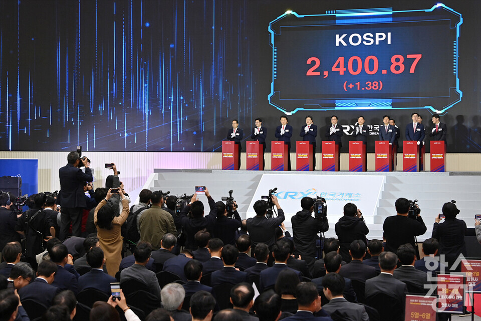 2일 오전 서울 여의도 한국거래소 서울사옥 종합홍보관에서 2025년 증권·파생품시장 개장식이 열리고 있다.  전광판에 올해 첫 코스피가 표시되고 있다. /최대성 기자 dpdaesung@sporbiz.co.kr 2025.01.02.(공동취재)