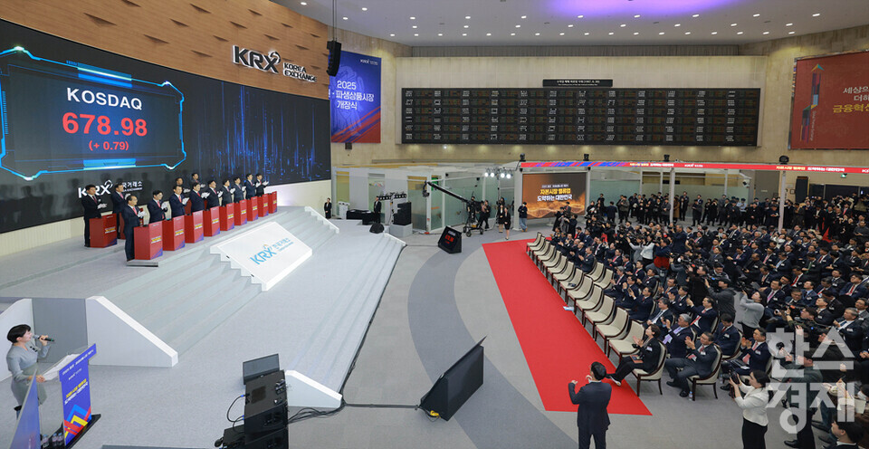 2일 오전 서울 여의도 한국거래소 서울사옥 종합홍보관에서 2025년 증권·파생품시장 개장식이 열리고 있다.  전광판에 올해 첫 코스피가 표시되고 있다. /최대성 기자 dpdaesung@sporbiz.co.kr 2025.01.02.(공동취재)