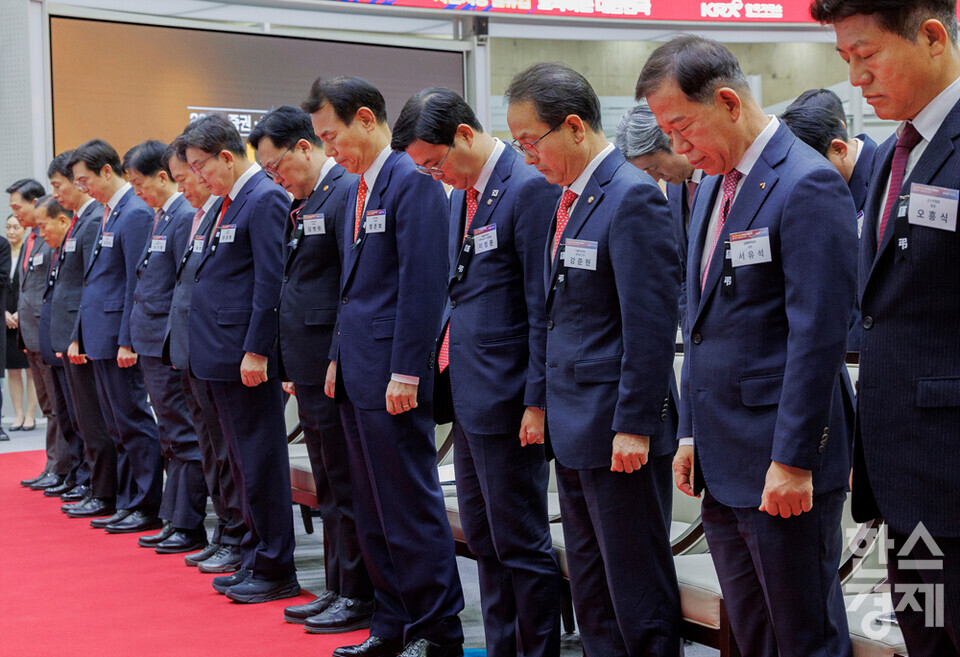 2일 오전 서울 여의도 한국거래소 서울사옥 종합홍보관에서 2025년 증권·파생품시장 개장식이 열리고 있다. 참석자들이 항공기 사고 희생자들을 위한 묵념을 하고 있다. /최대성 기자 dpdaesung@sporbiz.co.kr 2025.01.02.(공동취재)