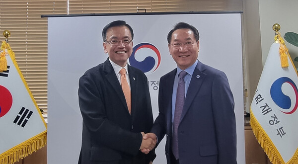 유정복 인천시장이 2025년 국비 요청을 위해 지난해 당시 기획재정부 장관과 면담 후 악수를 하고 있다. /인천시 제공