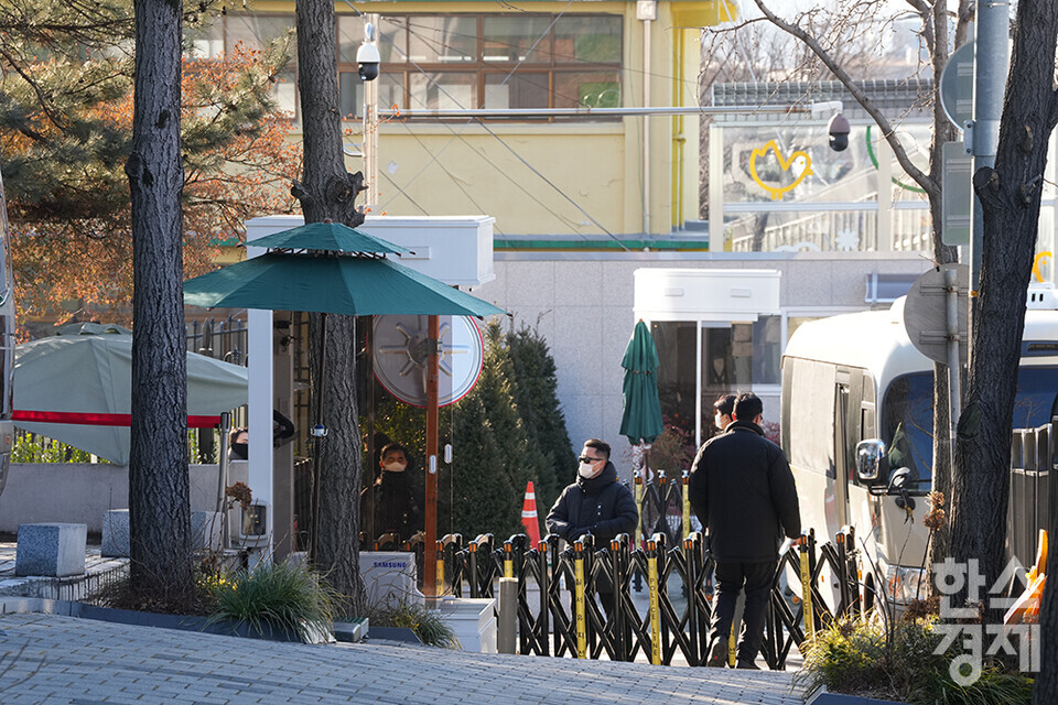 3일 오전 서울 한남동 대통령 관저 입구가 삼엄하다. /최대성 기자 dpdaesung@sporbiz.co.kr 2025.01.03.