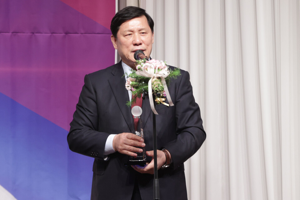 허구연 KBO 총재가 10일 오후 서울 강남구 리베라호텔에서 열린 '2024 뉴트리디데이 일구상 시상식'에서 일구대상 수상 소감을 말하고 있다. /연합뉴스