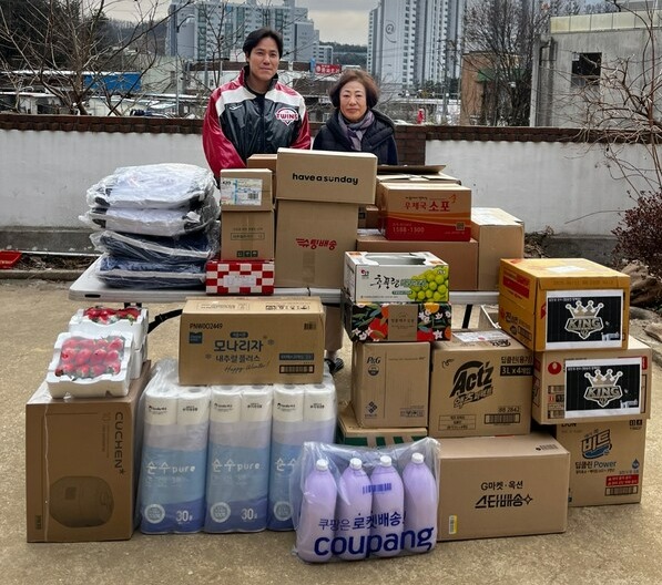 프로야구 LG 트윈스 김진성이 경매 수익금 활용해 취약계층에 생활용품을 기부했다. /LG 트윈스 제공