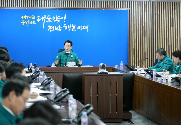 김영록 전남지사가 제주항공 여객기 사고 대책회의에서 상황을 설명하고 있다. /전남도 제공