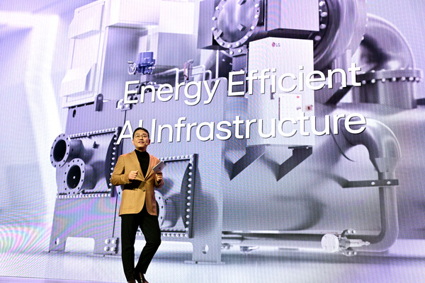 LG전자 조주완 CEO는 6일(현지시간) 미국 라스베이거스에서 열린 'LG 월드 프리미어'에서 대표 연사로 등단해 AI홈에 이어 모빌리티, 커머셜 등 일상 속 다양한 공간으로 연결·확장되는 AI 혁신을 소개하는 한편 마이크로소프트와 전략적 파트너십을 발표했다./LG전자