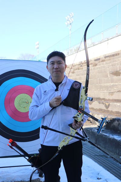 양궁 체험 중인 유승민 대한체육회장 후보. /유승민 후보 캠프 제공