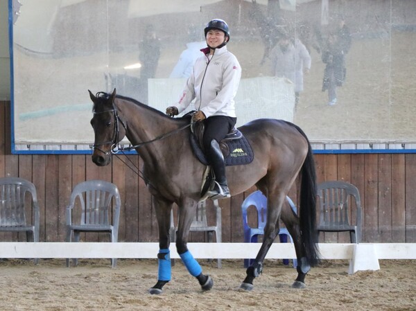 승마 체험 중인 유승민 대한체육회장 후보. /유승민 후보 캠프 제공