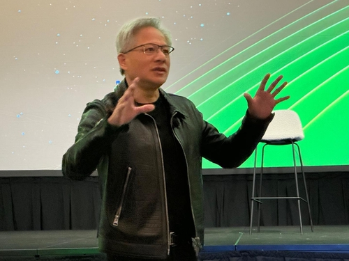 젠슨 황 엔비디아 CEO는 7일(현지시간) 삼성전자의 고대역폭 메모리(HBM)와 관련해 "현재 테스트 중이며, 성공할 것이라 확신한다"고 밝혔다./연합뉴스