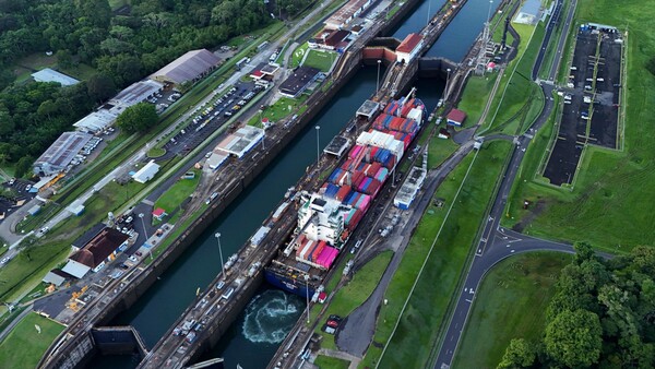 파나마 운하에 있는 화물선. / AP통신 제공