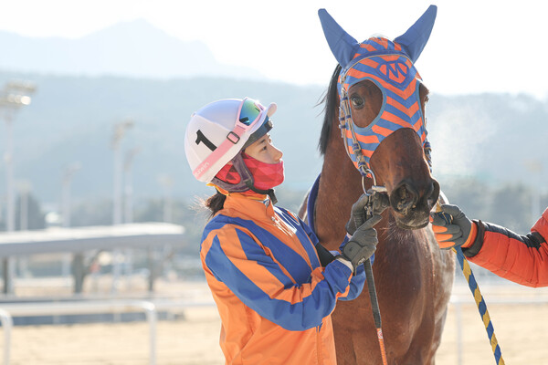 1월 4일 결승선 통과 후 마이티러브와 김태희 기수. /한국마사회 제공