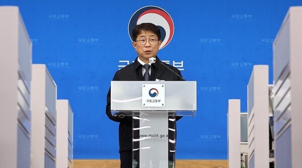 박상우 국토교통부 장관이 7일 오후 정부세종청사 기자실에서 항행안전시설 등 제주항공 여객기 사고 관련 설명을 하고 있다. /연합뉴스