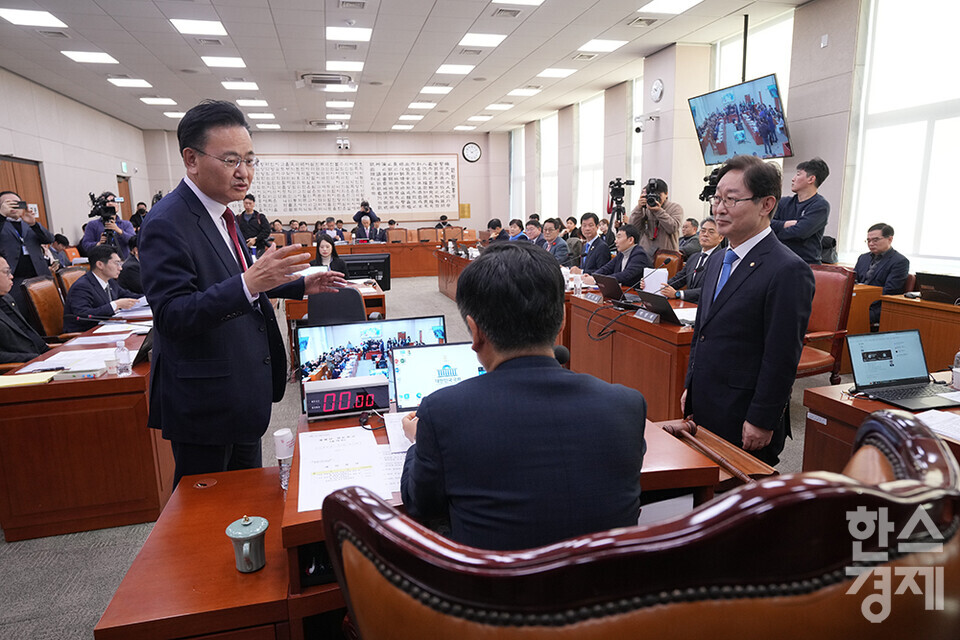 10일 오전 서울 여의도 국회에서 법제사법위원회 전체회의가 열리고 있다. 정청래 위원장, 유상범 여당 간사, 박범계 야당 간사가 윤석열 정부의 내란ㆍ외환 행위의 진상규명을 위한 특별검사 임명 등에 관한 법률안 상정을 두고 대화하고 있다. /최대성 기자 dpdaesung@sporbiz.co.kr 2025.01.10.