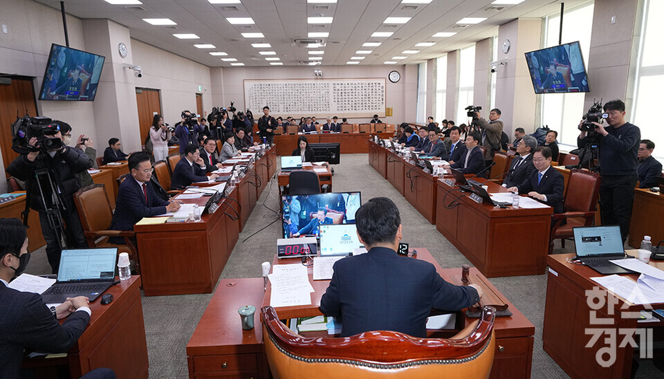 10일 오전 서울 여의도 국회에서 법제사법위원회 전체회의가 열리고 있다. 정청래 위원장이 의사봉을 두드리고 있다. /최대성 기자 dpdaesung@sporbiz.co.kr 2025.01.10.